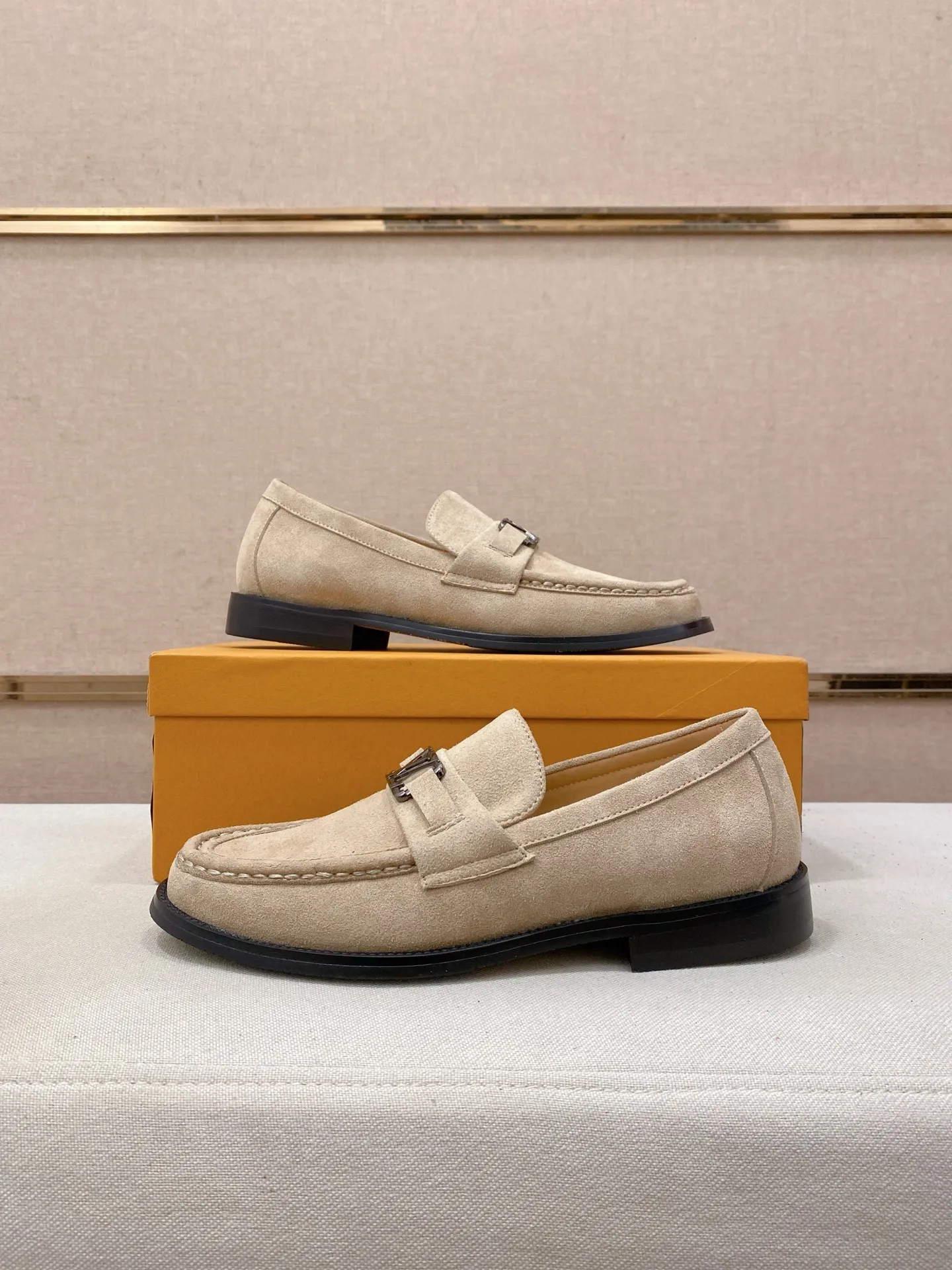 Men's shoes 💰 500💰⚡️New models available⚡️Louis Vuitton (Louis Vuitton/LV) casual, business formal wear! Made with pure Italian craftsmanship, the upper is made of first-layer cowhide, which is full of texture! The lining is cowhide and the original rubber leather shoe outsole. The style is atmospheric and comfortable! Positive code 38-44